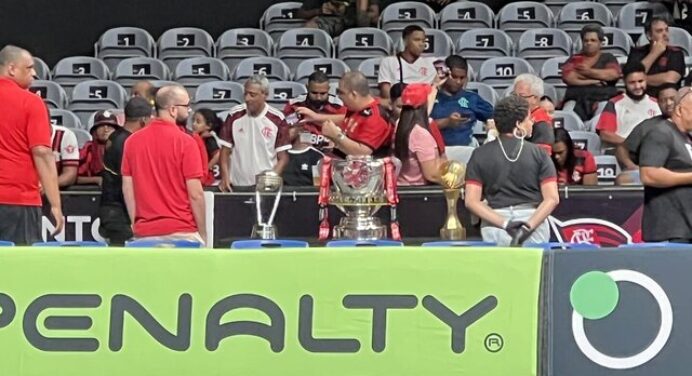 Taça da Copa do Brasil é exposta em jogo do Flamengo no Maracanãzinho, pelo NBB