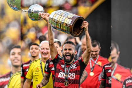 Thiago Maia, jogador do Flamengo, exibe taça da Libertadores de 2022.