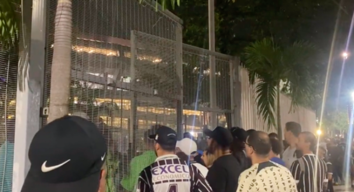 Torcida do Corinthians recebe carga extra de ingressos horas antes de final contra o Flamengo