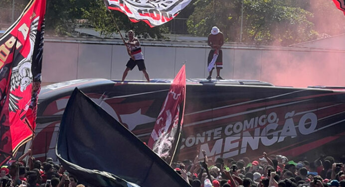 #AeroFLA! Torcida faz festa no aeroporto em embarque do Flamengo para final da Libertadores; veja vídeos