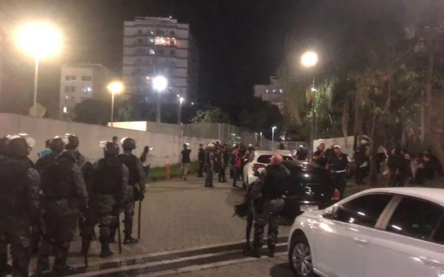 Torcedores do Corinthians tentam invadir Maracanã horas antes de final da Copa do Brasil