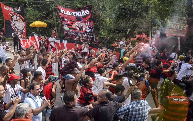 Flamengo embarca para São Paulo com festa da torcida no trajeto ao aeroporto; veja