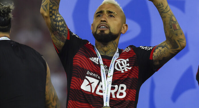 Técnico do Flamengo destaca ‘sacrifício’ de Vidal em final contra Corinthians, pela Copa do Brasil