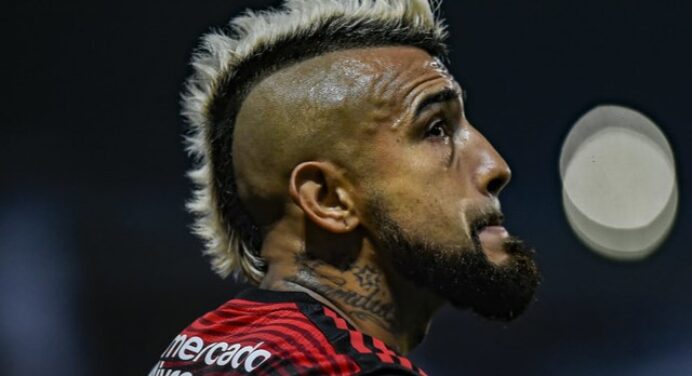 Vidal acompanha funeral do pai por chamada de vídeo