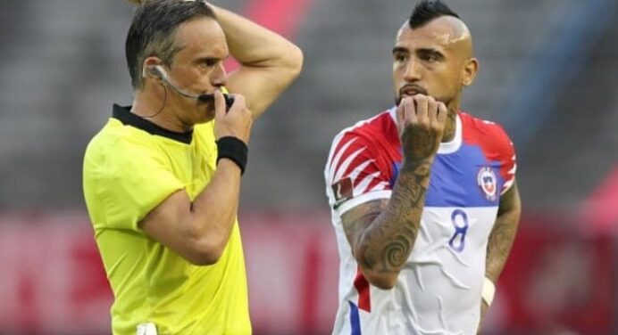“Palhaço”: árbitro da final de Libertadores já foi alvo da revolta de Vidal em Copa América