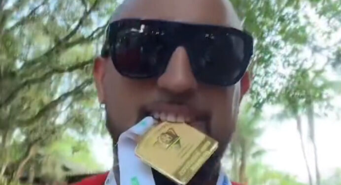Vidal exala felicidade em vídeo que celebra 24º título da carreira