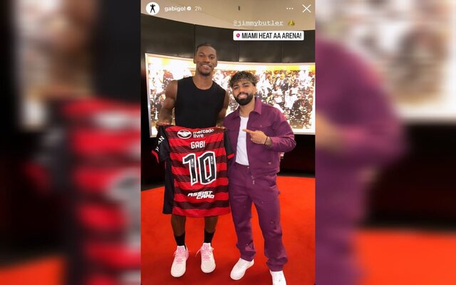 Gabigol entrega camisa do Flamengo para estrela da NBA