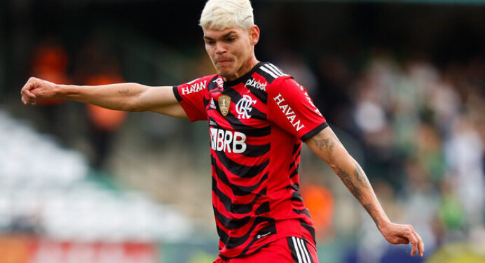Dorival vê Ayrton Lucas como substituto de Filipe Luís nos próximos anos