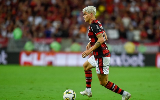 Ayrton Lucas sofre entorse no joelho e desfalca Flamengo contra o