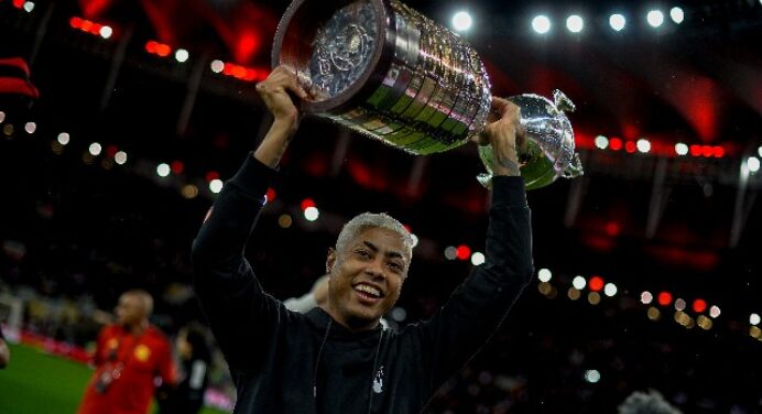 Bruno Henrique realiza tratamento no joelho em CT do Fla durante as férias