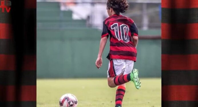 Passos do pai: filho de Diego veste camisa 10 na base do Flamengo, e ex-meia não esconde emoção