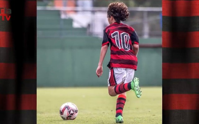 Passos do pai: filho de Diego veste camisa 10 na base do Flamengo, e ex-meia não esconde emoção