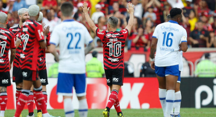 Ex-Flamengo, Diego entra em seleção ‘curiosa’ de site internacional de futebol