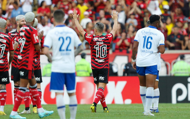 Ex-Flamengo, Diego entra em seleção ‘curiosa’ de site internacional de futebol
