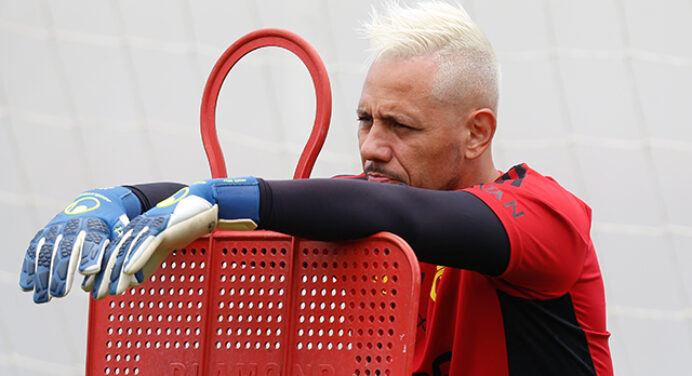 Com aposentadoria de meia do Flamengo, Diego Alves se torna o jogador mais veterano do clube