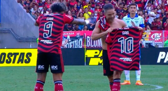 Emocionante! Diego tira camisa 10 e entrega para Gabigol no Maracanã, durante jogo contra o Avaí