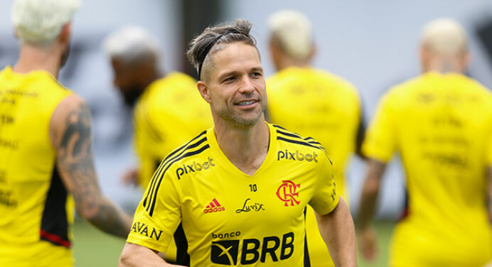 Comentarista aponta estratégia na escalação para Diego ser titular em despedida do Flamengo