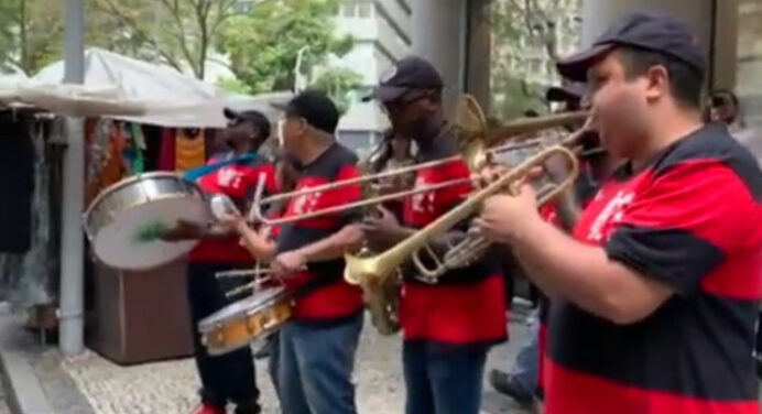 Torcedor do Flamengo contrata Charanga Rubro-Negra e faz a festa no centro do Rio; veja vídeos