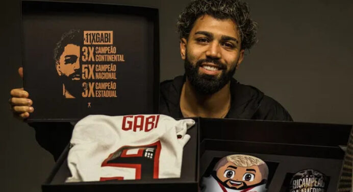 Gabigol se despede de camisa 9 com lançamento de kit de Natal autografado; veja produtos