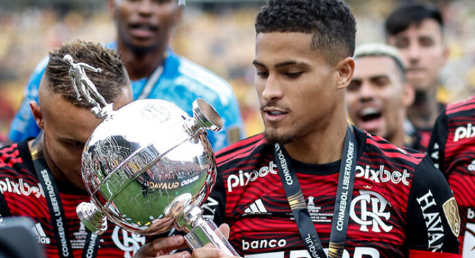 Flamengo define prazo para concluir venda de João Gomes