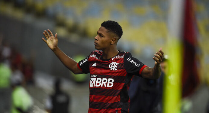 Matheus França abre o jogo sobre pressão e revela inspirações no Flamengo