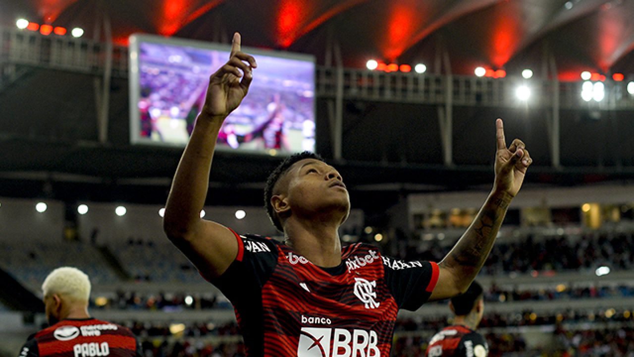 Dorival Júnior rasga elogios a Matheus França, joia da base do Flamengo