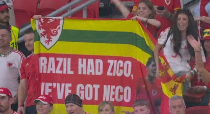 Faixa da torcida de Gales compara Zico a Neco Williams na Copa do Mundo