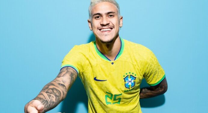 Fifa brinca com jogadores do Flamengo vestindo camisas de seleções; veja