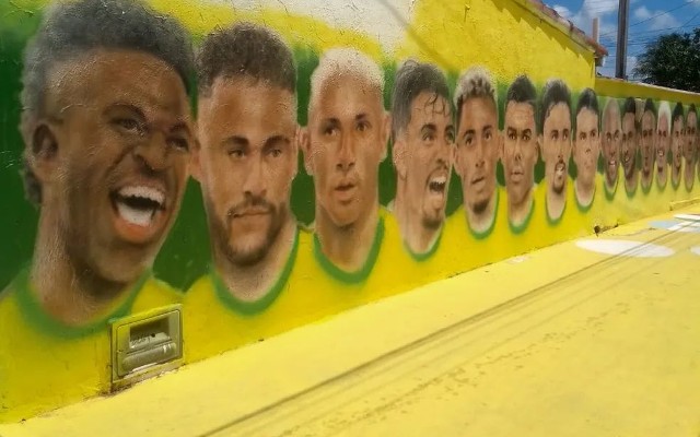 Atração turística: mural com rosto de jogadores do Brasil e do Fla chama a atenção em Natal