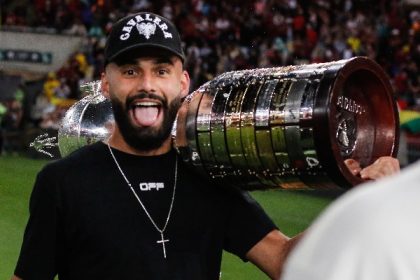 Thiago Maia com troféu da Libertadores de 2022, conquistada pelo Flamengo.