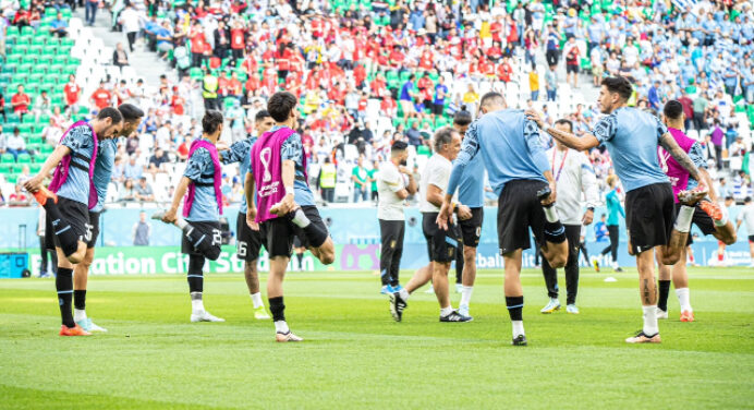 Arrascaeta e Varela esperam chance no próximo jogo do Uruguai na Copa do Mundo