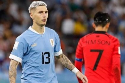 Guillermo Varela, camisa 13, na Seleção Uruguaia durante a Copa do Mundo de 2022.