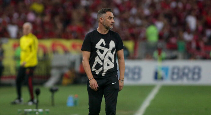 Ex-jogador do Corinthians ‘surta’ com Vítor Pereira no Flamengo: “Maior trairagem”