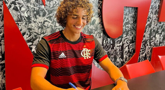 Meia assina contrato com Flamengo, e pai e ídolo do CRB brinca: “Tem qualidade, diferente de mim”