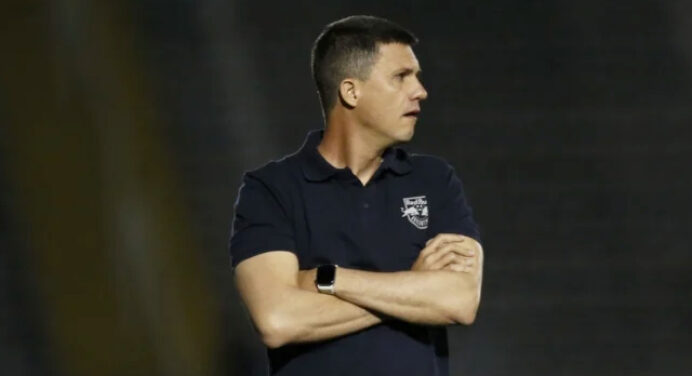 Vasco anuncia contratação de ex-Flamengo