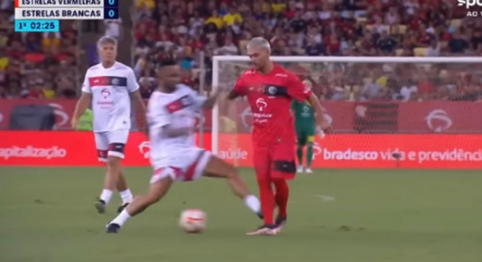 Ex-jogador dá entrada desleal em Arrascaeta no Jogo das Estrelas e revolta torcedores