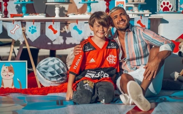 “É mais Flamengo do que eu”: Arrascaeta brinca com uruguaio que fez festa temática rubro-negra