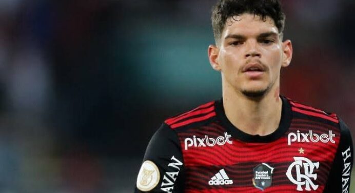 Flamengo acerta compra de Ayrton Lucas por quase R$ 40 milhões