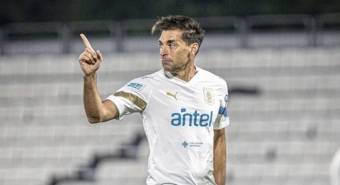Técnico do Uruguai é demitido após queda na Copa; treinador era criticado por ausência de Arrascaeta