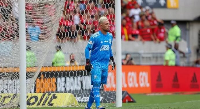 No último dia de contrato, Diego Alves se despede do Flamengo: “Sigo torcendo”