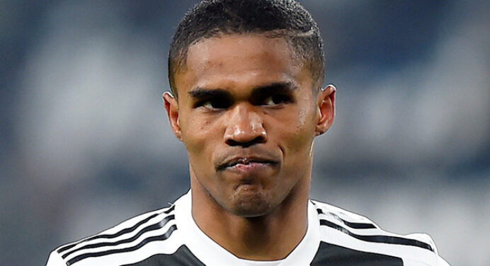 Se arrependeu? Douglas Costa já debochou e disse que não jogaria no Flamengo
