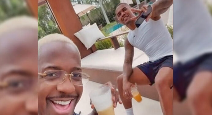 Douglas Costa aparece em vídeo com Mumuzinho e brinca sobre jogar no Flamengo