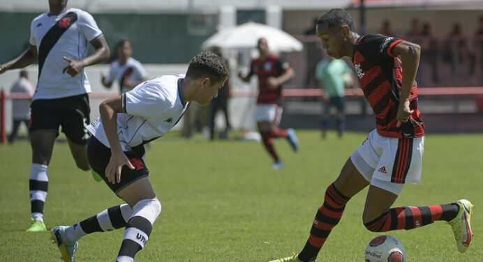 Flamengo atropela rivais na base e termina com vantagem em clássicos de 2022