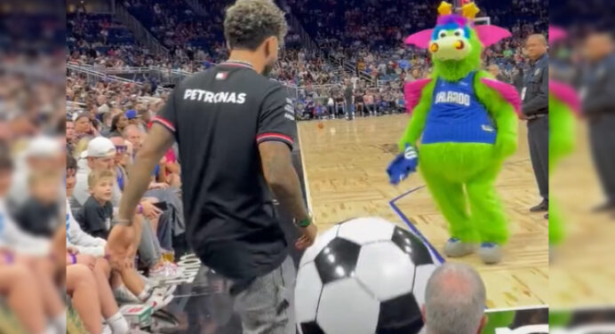 De férias, Gabigol ‘bate bola’ com mascote do Orlando Magic; veja vídeo