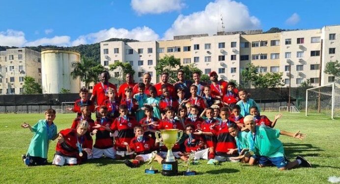 Jogadores do sub-10 do Flamengo provocam Fluminense após título: “Vai chorar lá em Xerém”
