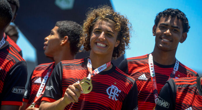 Técnico, meia construtor e com visão de jogo: conheça Khauan Schlickmann, joia da base do Flamengo
