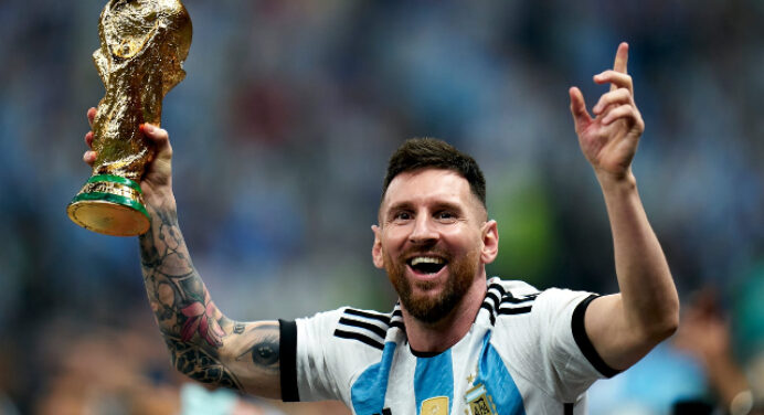 Messi recebe convite para colocar os pés na calçada da fama do Maracanã