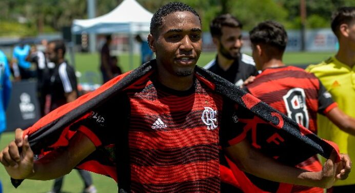Aos 16 anos, joia do Flamengo será titular pela 1ª vez no time profissional