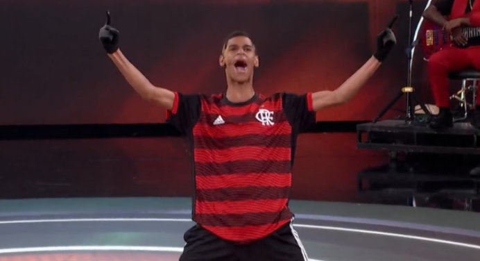 Influenciador digital, Luva de Pedreiro participa de programa da TV Globo com camisa do Flamengo
