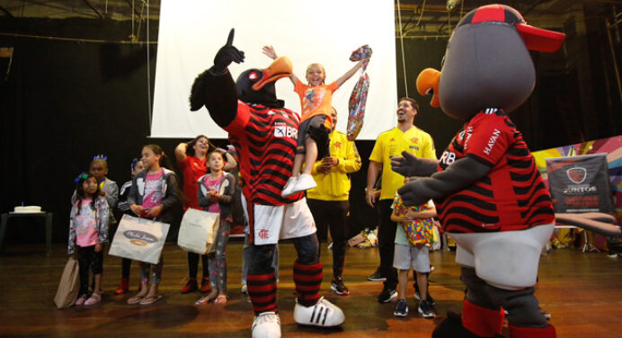Flamengo distribui presentes de Natal a crianças do projeto Jogaremos Juntos